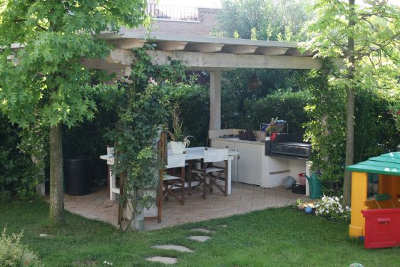 giardino con pergolato attrezzato